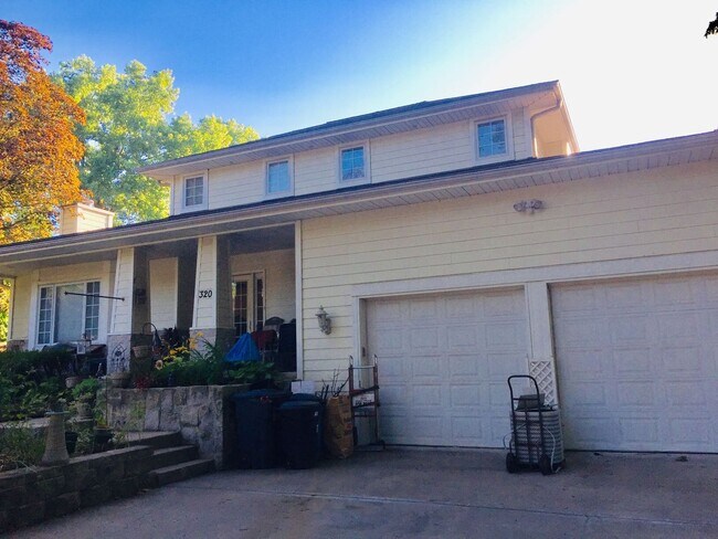 Primary Photo - 5 bedroom, 4.5 bath