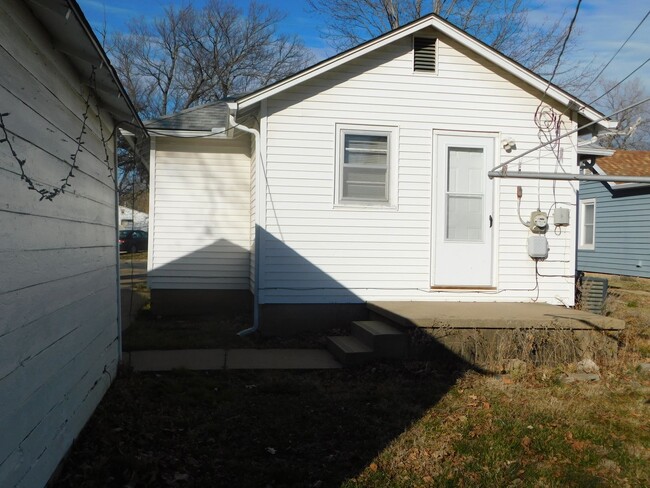 Building Photo - Cute 2 Bed 1 Bath Home w/ Garage