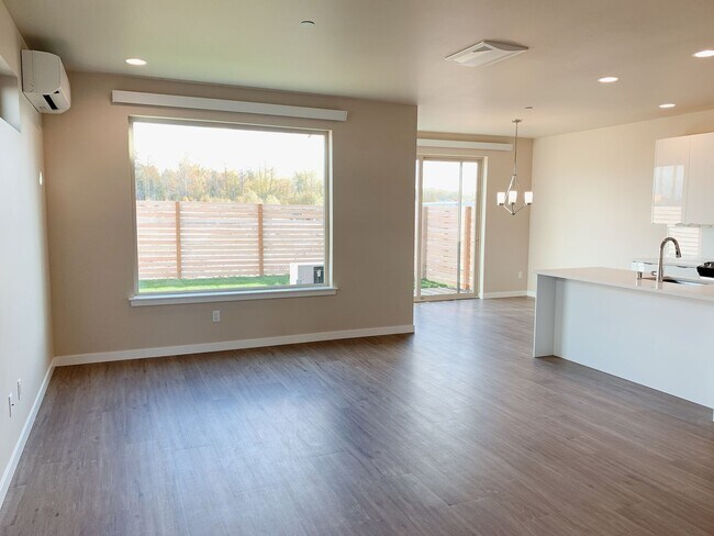 Building Photo - Lease Takeover Available NOW! Sunny 3 bdrm, 2.5 bath in Cordata Neighborhood