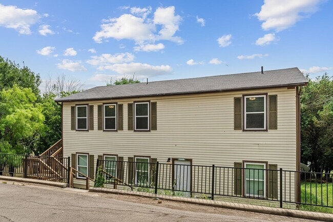 Primary Photo - 1009/1011 Advance St