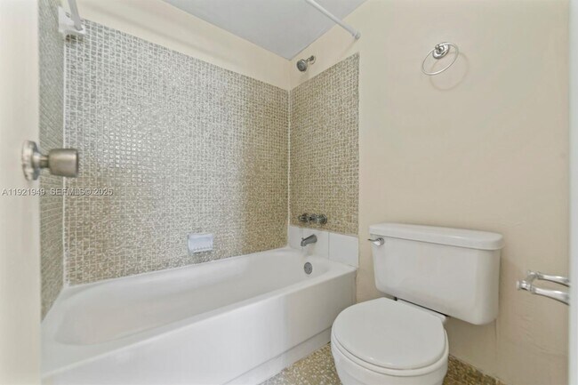 Building Photo - 16710 NE 9th Ave