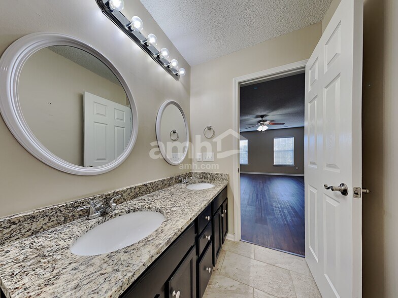 Building Photo - 2030 Clipstone Dr