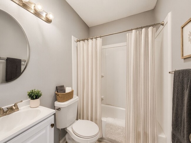 Building Photo - Beautifully Renovated 3-Bedroom Home with Spacious Backyard!