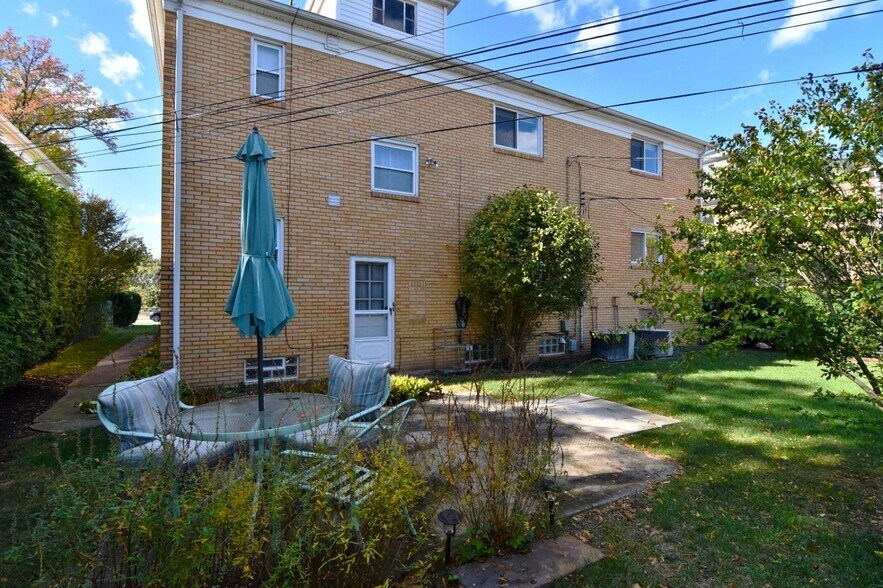 Building Photo - 2027 Riverside Dr