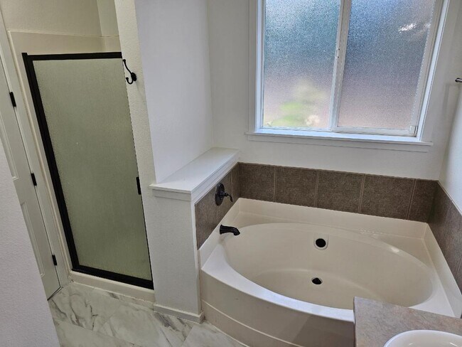 Building Photo - Spacious Tacoma Home with Gas Fireplace, 3-Car Garage & Covered Patio!