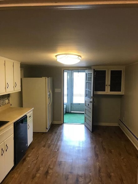 Kitchen - 85 Perry St