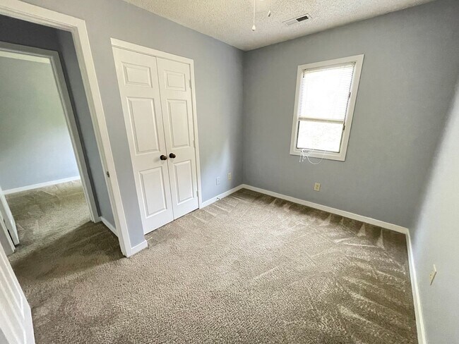 Building Photo - Updated, spacious 4br 2ba condo within wal...