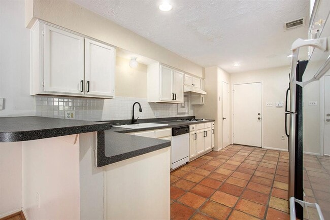 Building Photo - 5026 Spring Forest Dr