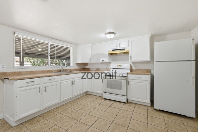 Building Photo - Welcome home to this beautifully updated 3-bedroom, 2-bathroom