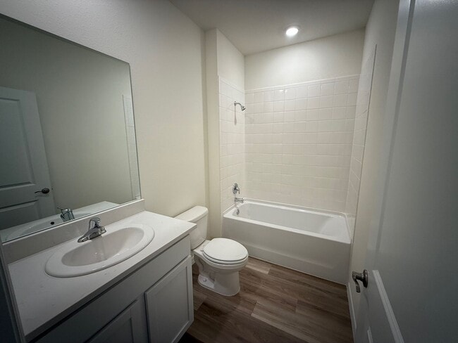 Building Photo - 4 Bedroom 2 Bath Convenient to Everything