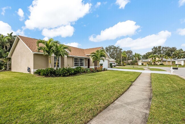 Building Photo - Stunning 3 Bed, 2 Bath Home in Vizcaya Estates
