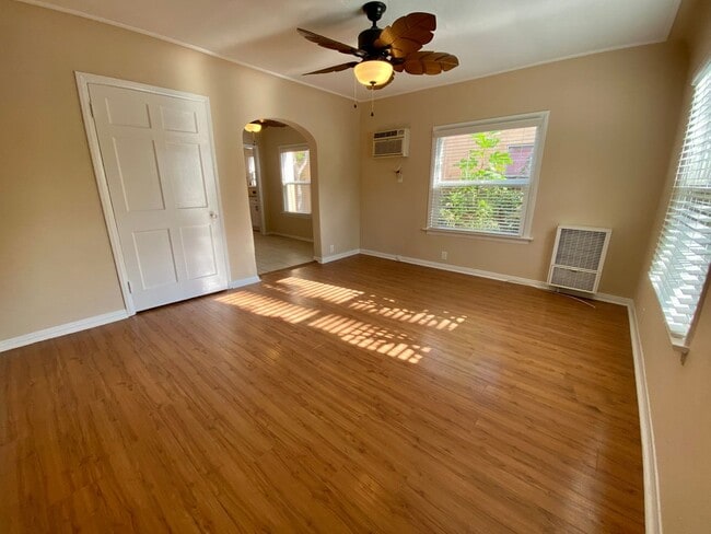 Interior Photo - 5225 De Longpre Ave