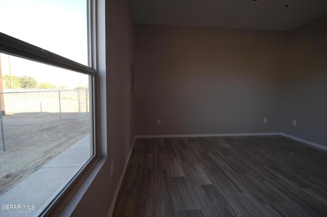 Building Photo - 517 Val Verde St