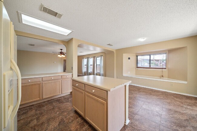 Building Photo - 5007 Shara Mist