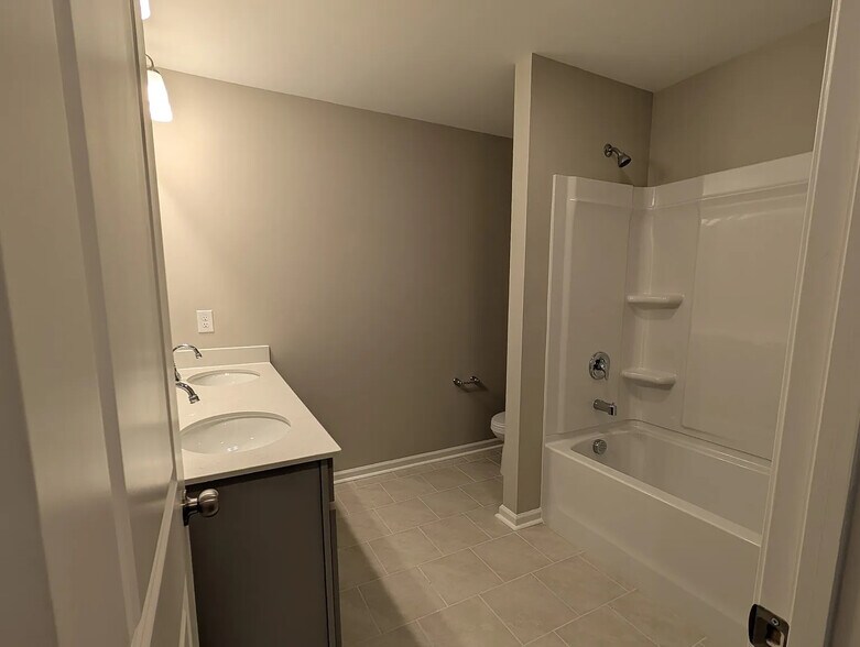 Building Photo - Room in Townhome on Reeves St