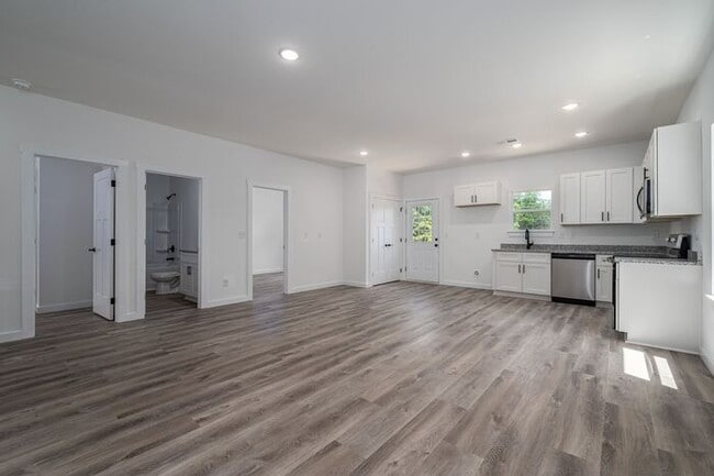 Building Photo - Your New Home Awaits in Hickory! $500 Off ...