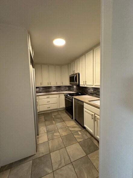 Building Photo - 1350 N Dearborn St