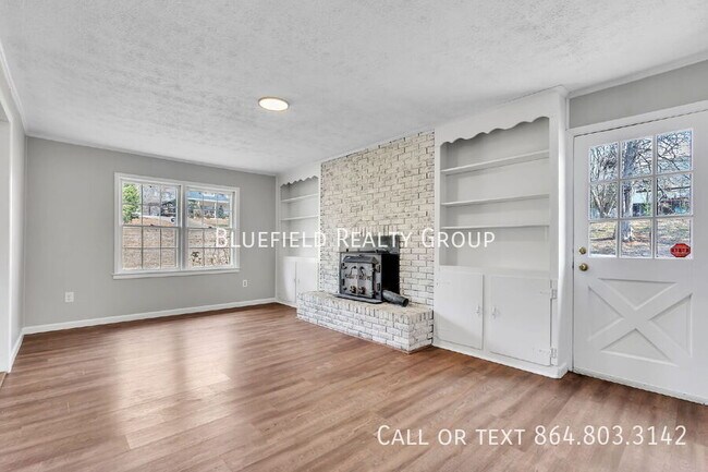 Building Photo - 107 111 River Rd Cir