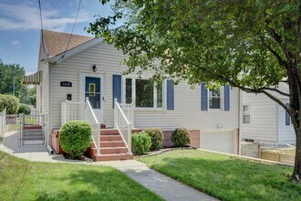 Building Photo - 2 Bedroom in Aksarben