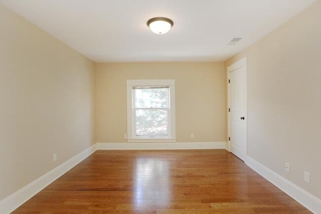 Building Photo - 843 Cherry St SE