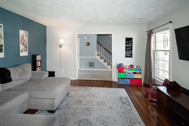 Building Photo - GORGEOUS 5 BEDROOM HOME LOCATED IN SALEM W...