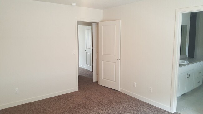 Building Photo - Spacious 3-Bedroom, 2.5-Bath Home in Cente...
