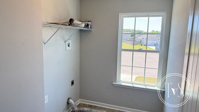 Building Photo - SPRING MOVE-IN SPECIAL and RATE DROP ALERT...