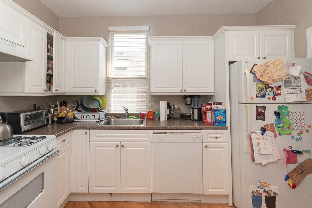 Building Photo - 3138 N Oakley Ave