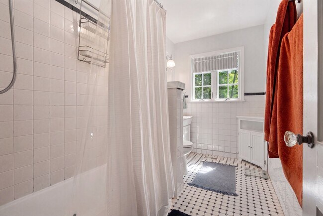 Building Photo - Charming Bungalow in Sunset Hills Neighborhood