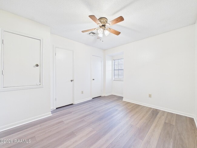 Building Photo - 104 Country Ln