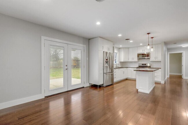 Building Photo - 1600 Ashberry Dr