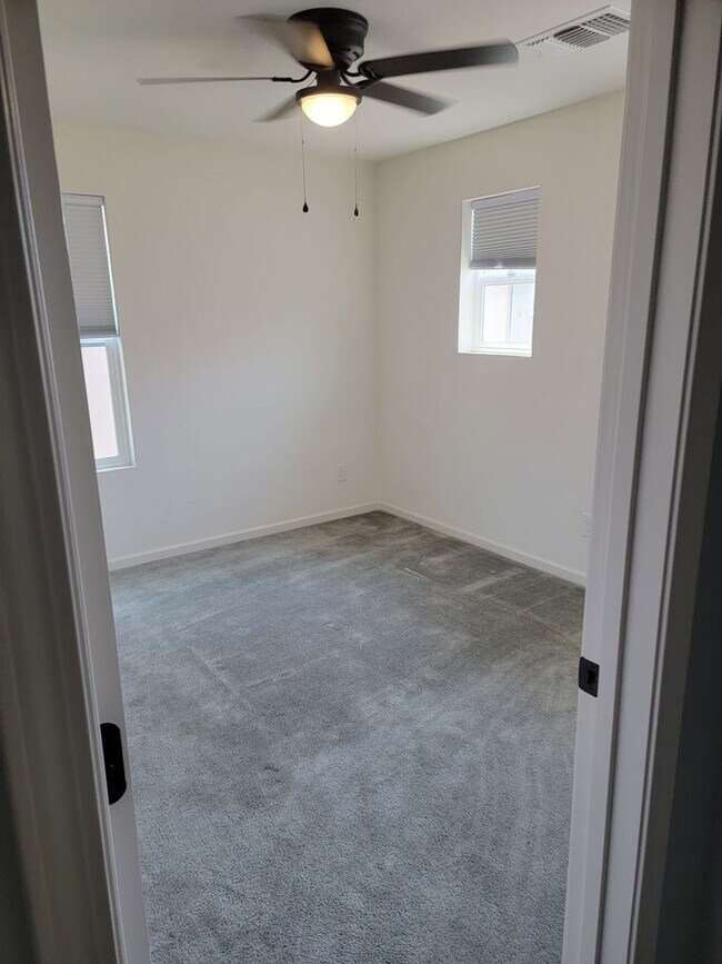 Building Photo - Beautiful 3 Bedroom 2.5 bath Home