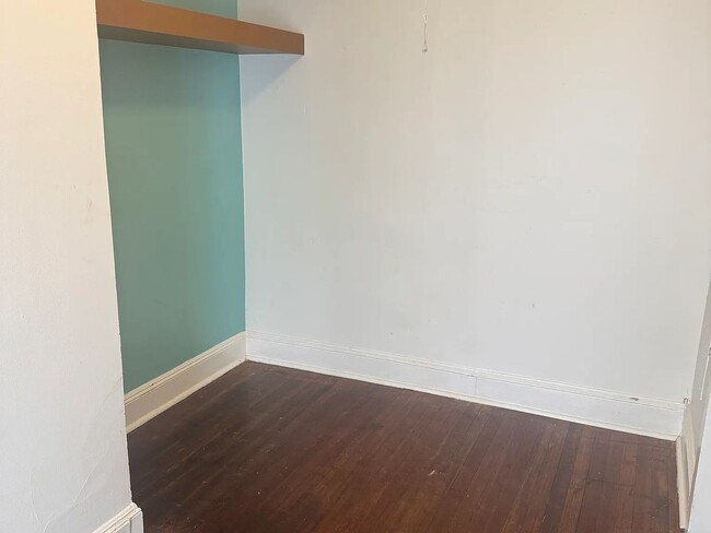 Building Photo - Spacious 1st floor apartment with 2 bedrooms