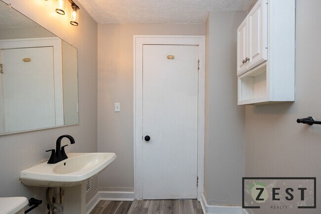 Building Photo - PRE LEASING! Beautiful 3 BEDROOM! OPEN HOU...