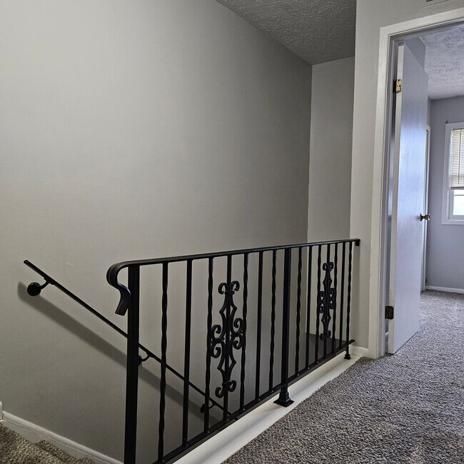 Building Photo - 1252 Colonial Dr