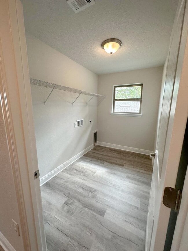 Building Photo - Spacious 5-Bedroom with Community pool in Crestview!