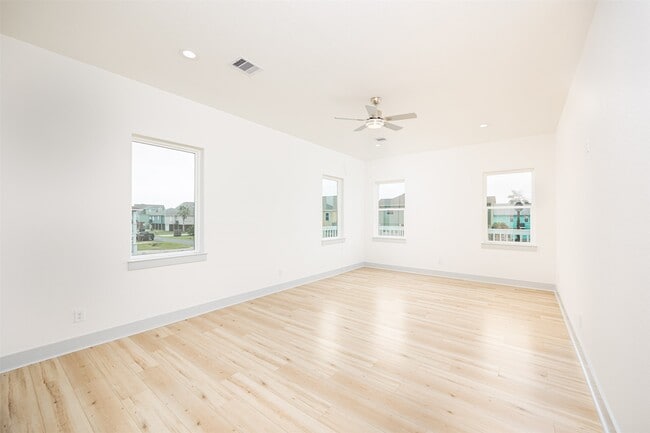 Building Photo - 3261 Pirates Cove