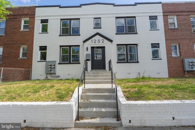 Building Photo - 1252 Owen Pl NE