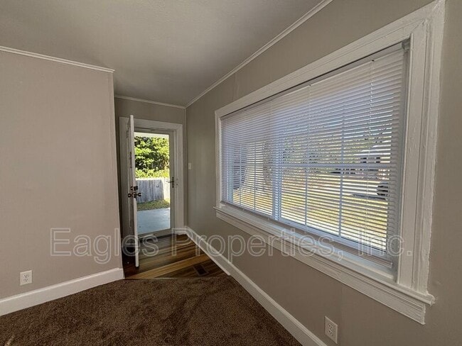 Building Photo - 905 N Pineview Ave