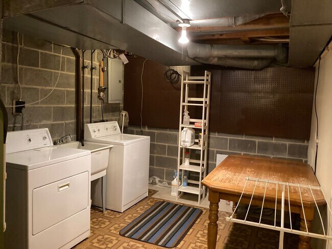 Building Photo - Spacious 3 Bedrooms 4 Bath  Condo with 2 C...