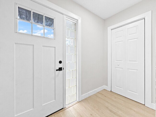 Building Photo - SECTION 8 ACCEPTED! Spacious Updated Home in St. Petersburg with a Large Backyard - 4bed | 2bed