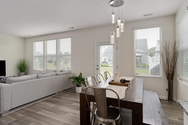 Building Photo - 6724 Cat Singer Cir