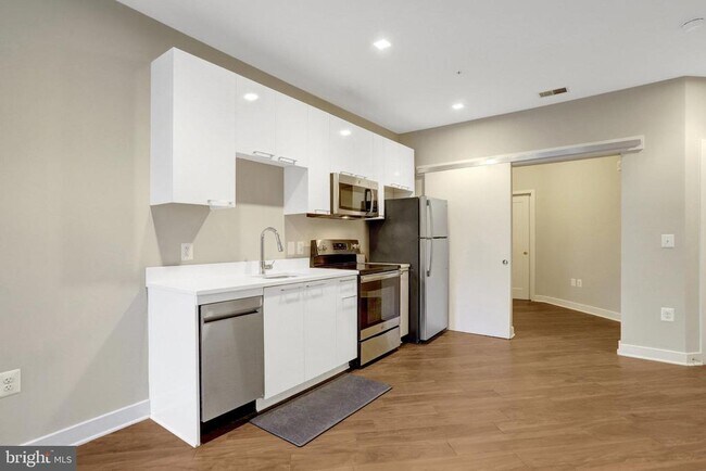 Building Photo - 989 S Buchanan St