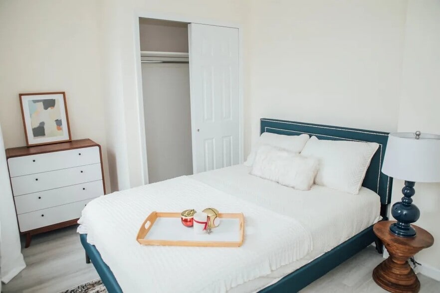 Building Photo - Furnished room/NOT APARTMENT