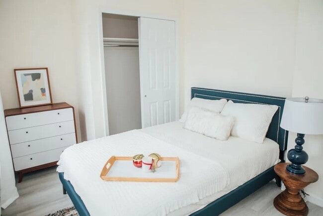 Building Photo - Furnished room/NOT APARTMENT