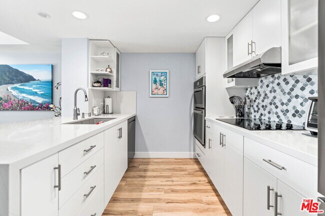 Building Photo - 13700 Marina Pointe Dr