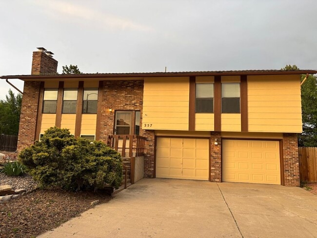 Building Photo - Westside 3 Bedroom Home in D20