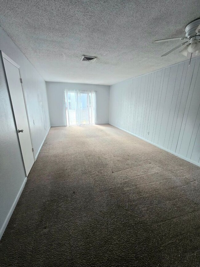 Building Photo - 2bedrooms 1.5 baths Townhome Available Now