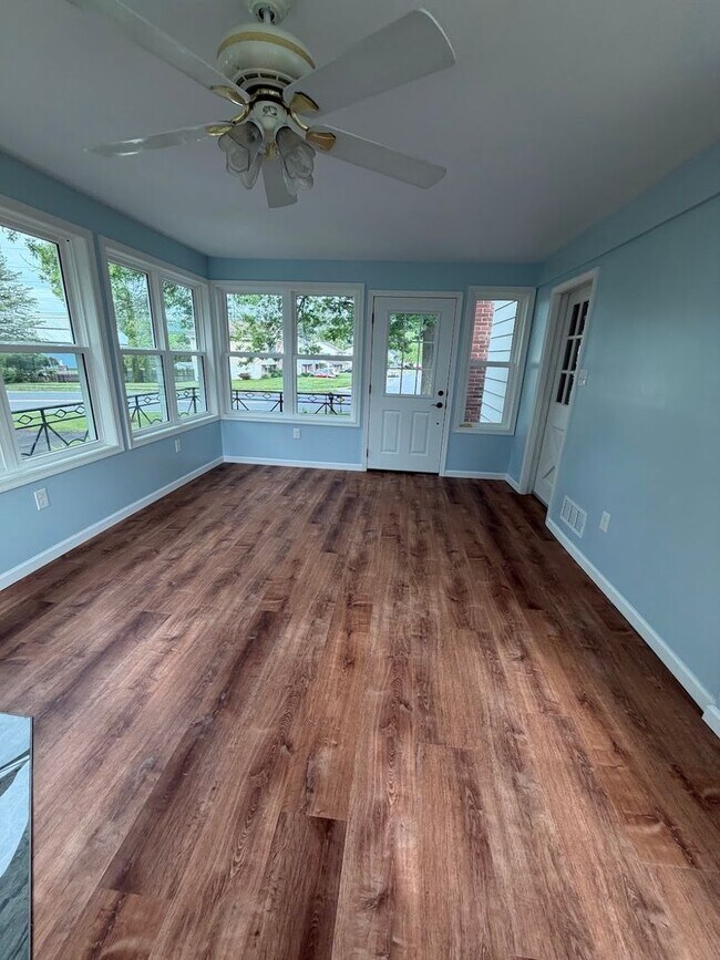 Building Photo - 3 Bedroom, 2 Full Bath Home with 4-Season Room, Garage & Large Lot