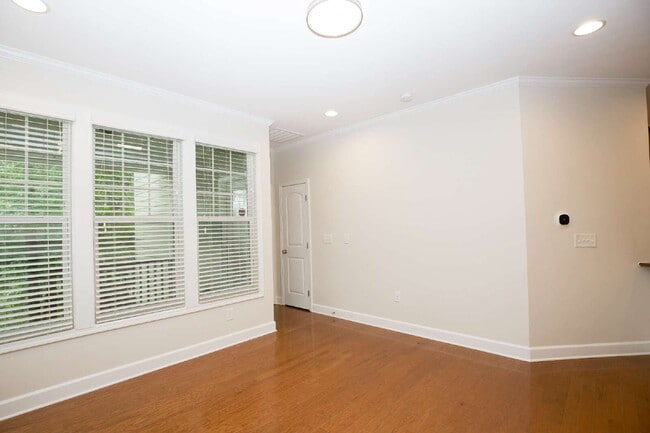 Building Photo - Charming 3 bed, 2.5 bath home with bonus t...